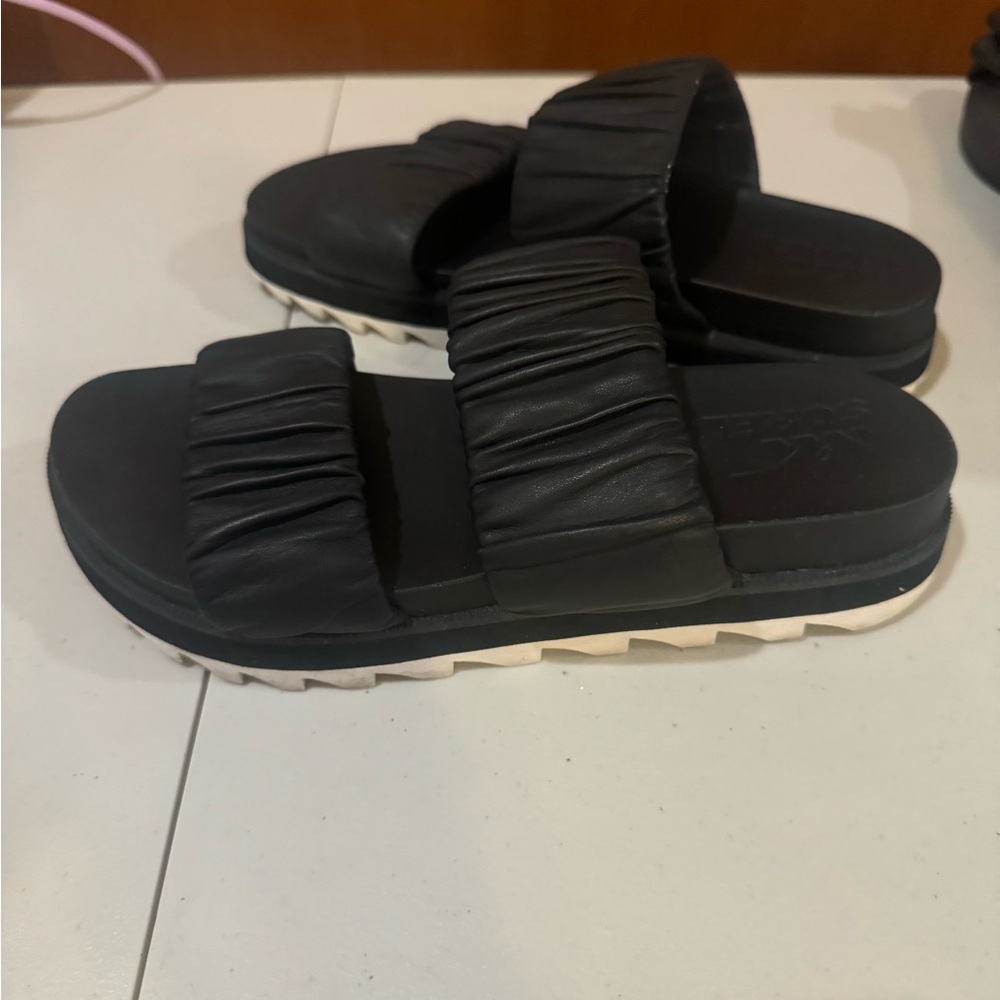 Amazing comfortable, black sandals only worn one time
